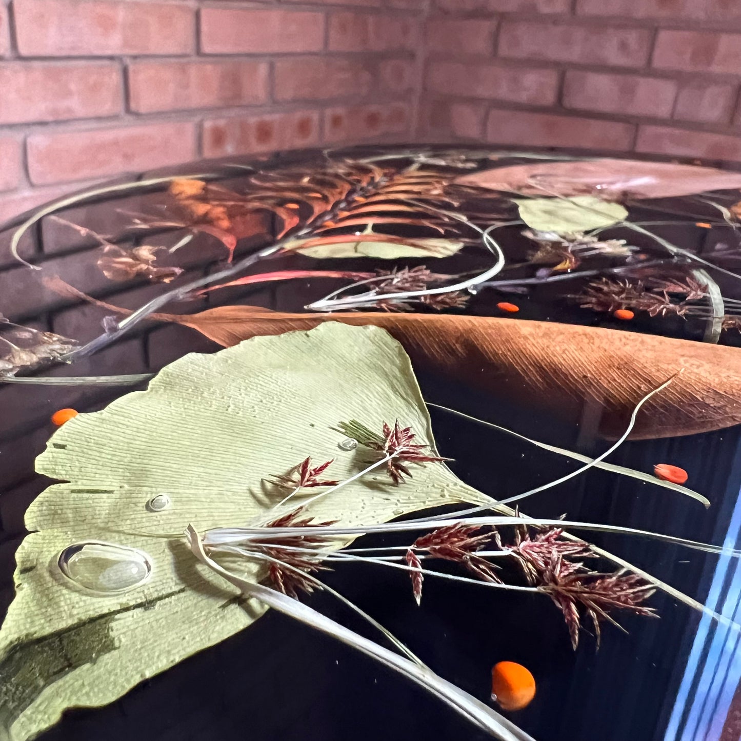 Mesa de apoio exclusiva feita à mão em resina botânica.