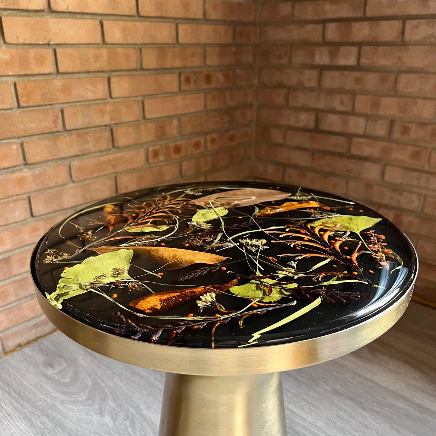 Mesa de apoio exclusiva feita à mão em resina botânica.