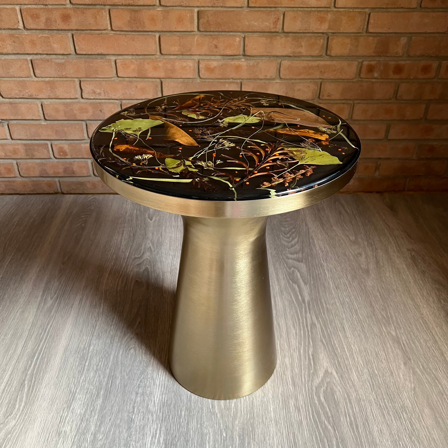 Mesa de apoio exclusiva feita à mão em resina botânica.