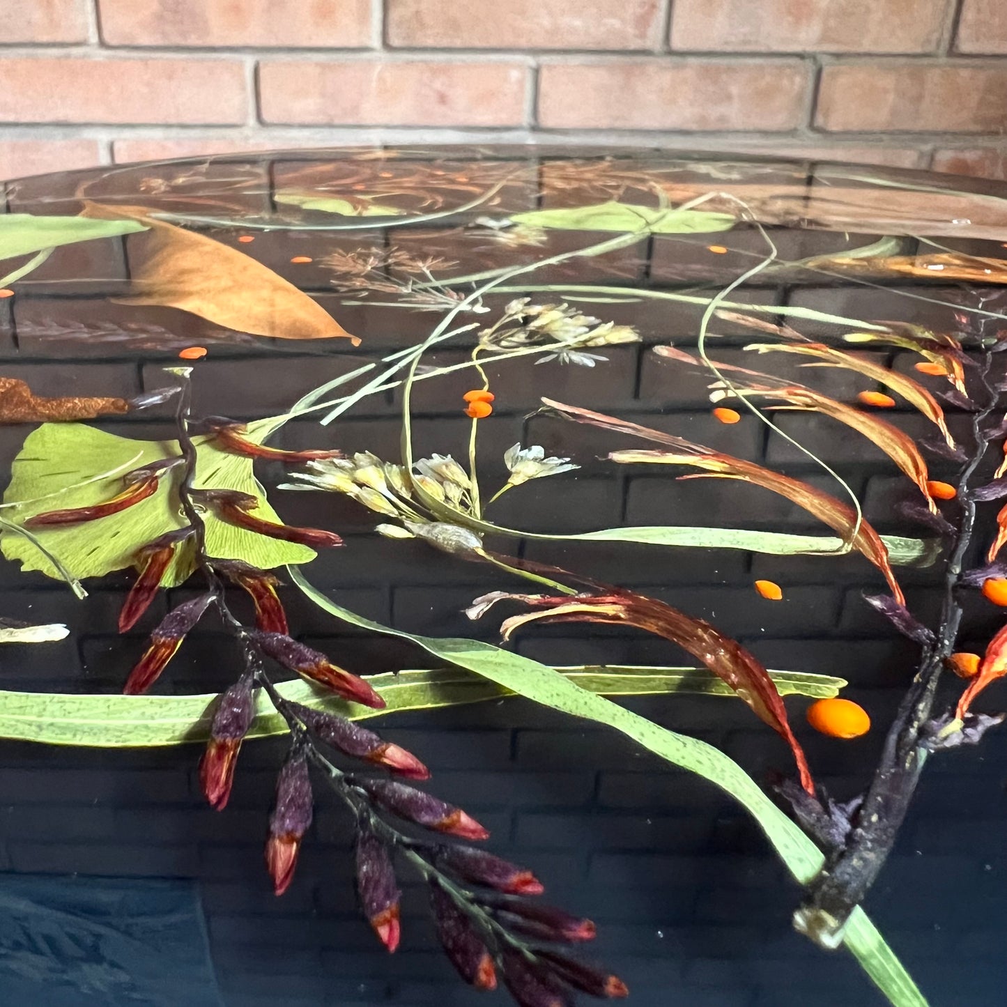 Mesa de apoio exclusiva feita à mão em resina botânica.