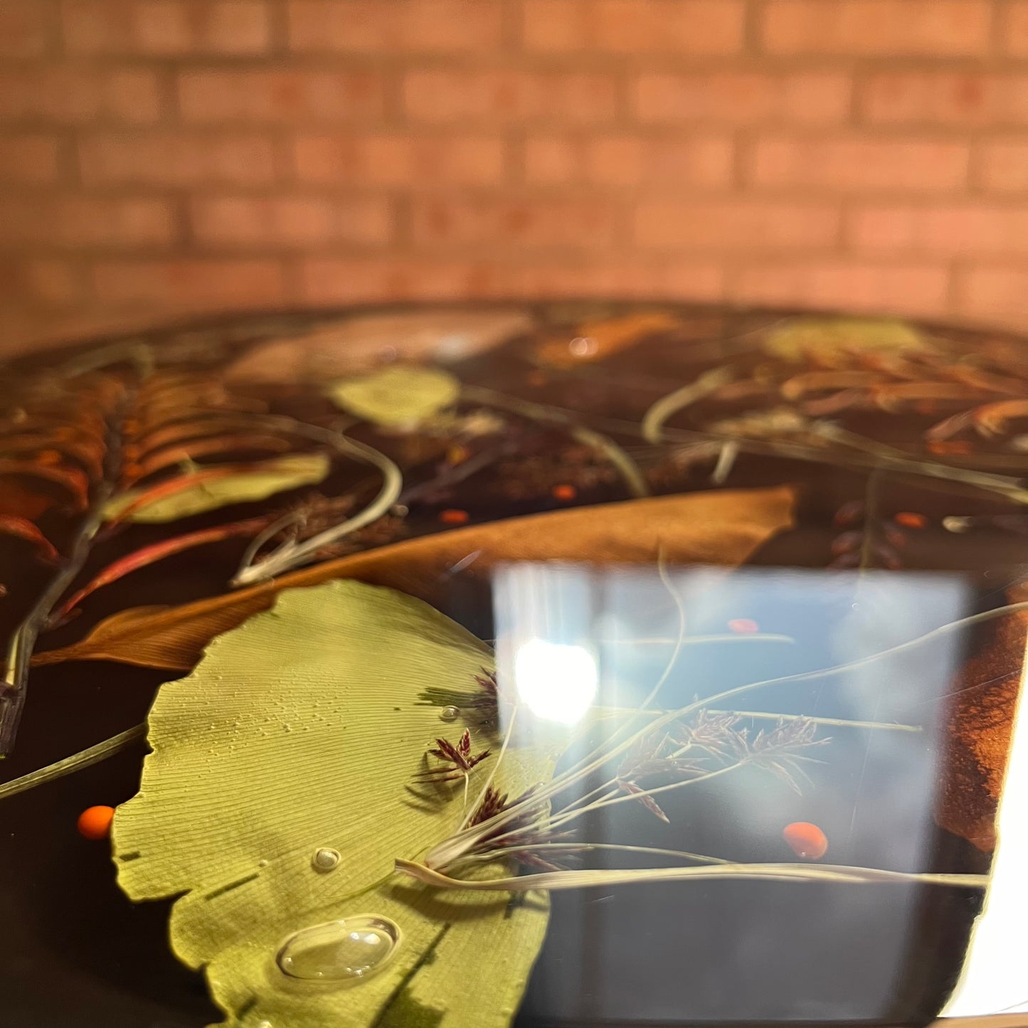 Mesa de apoio exclusiva feita à mão em resina botânica.
