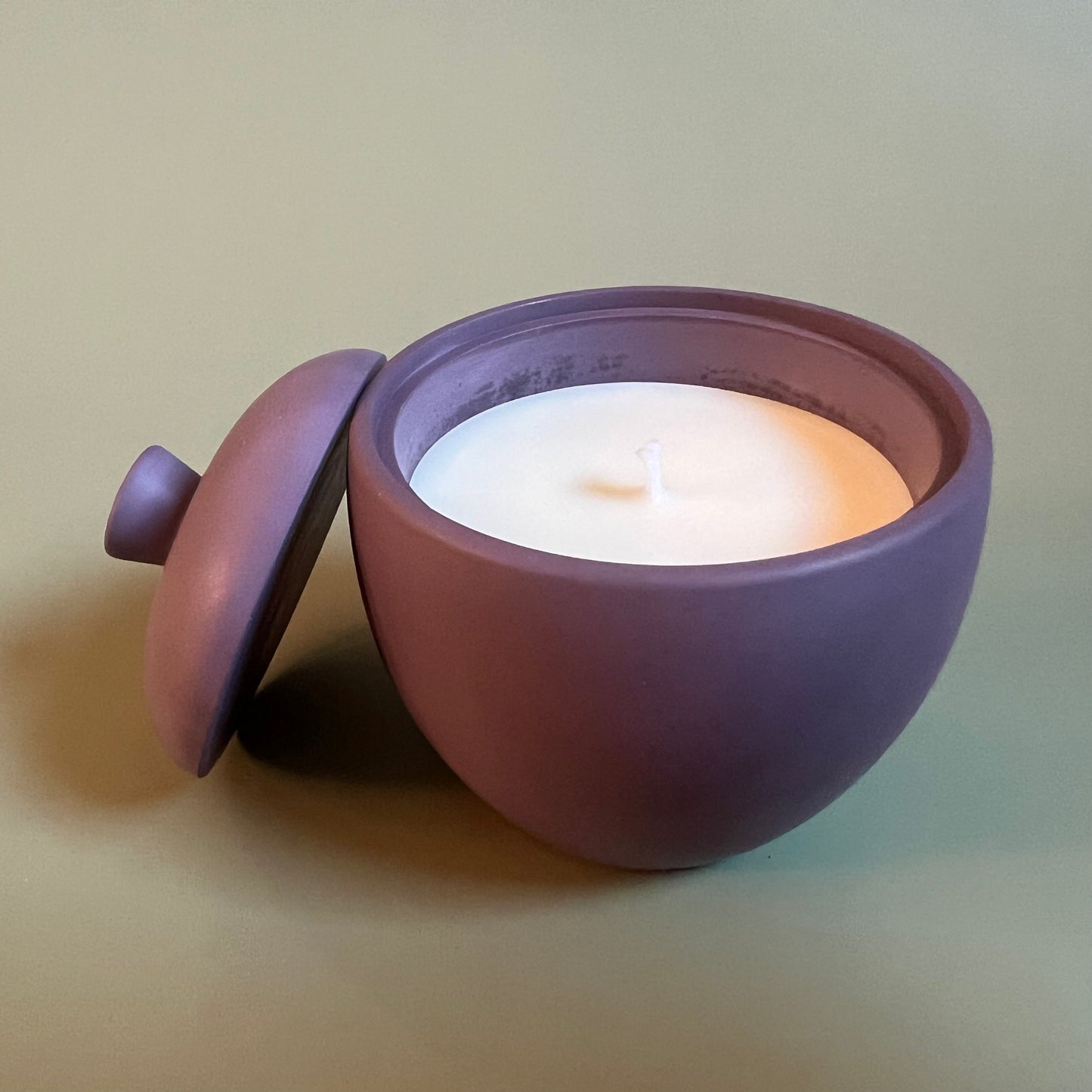 Vela em recipiente artesanal cor de ameixa