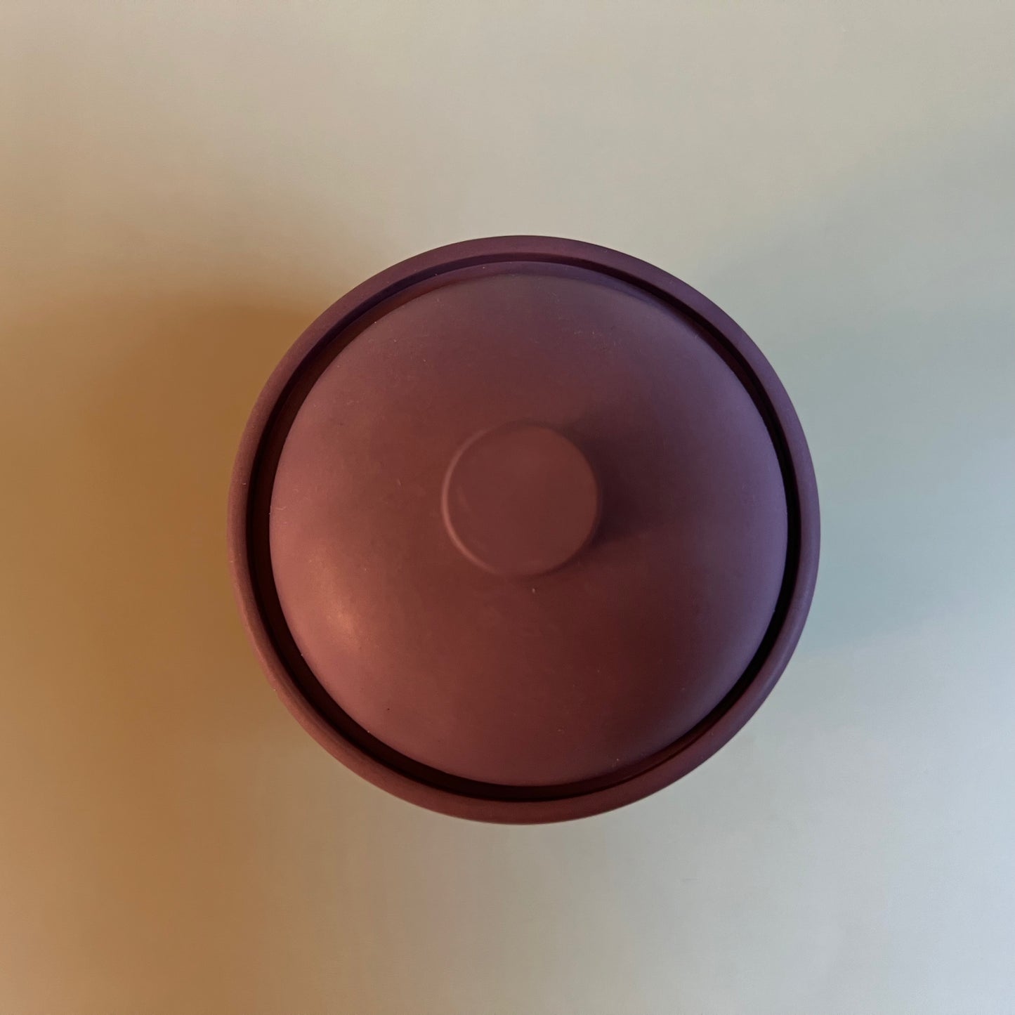 Vela em recipiente artesanal cor de ameixa