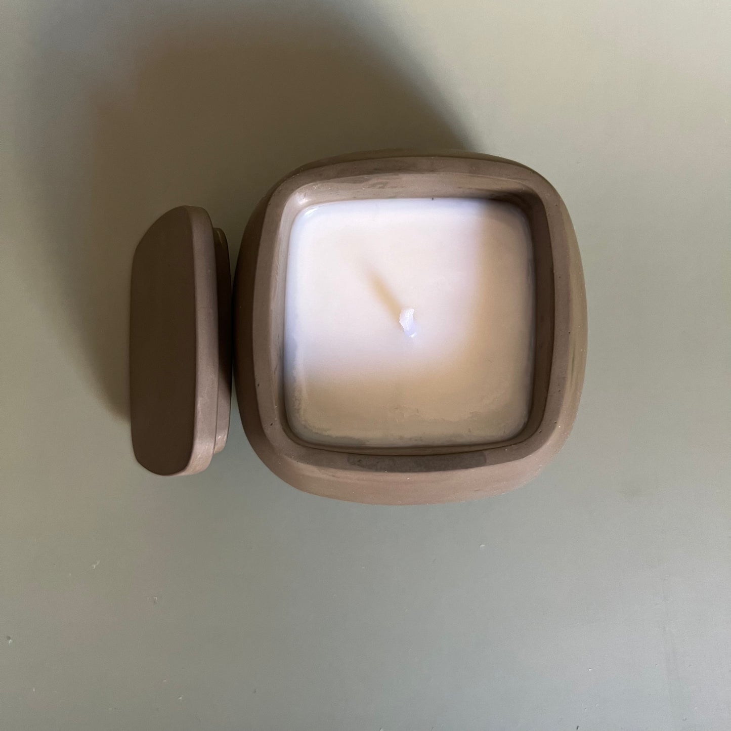Vela em recipiente artesanal na cor musgo da floresta
