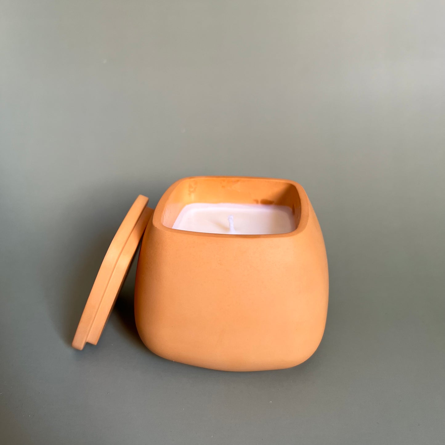 Vela em recipiente artesanal na cor casca de cebola