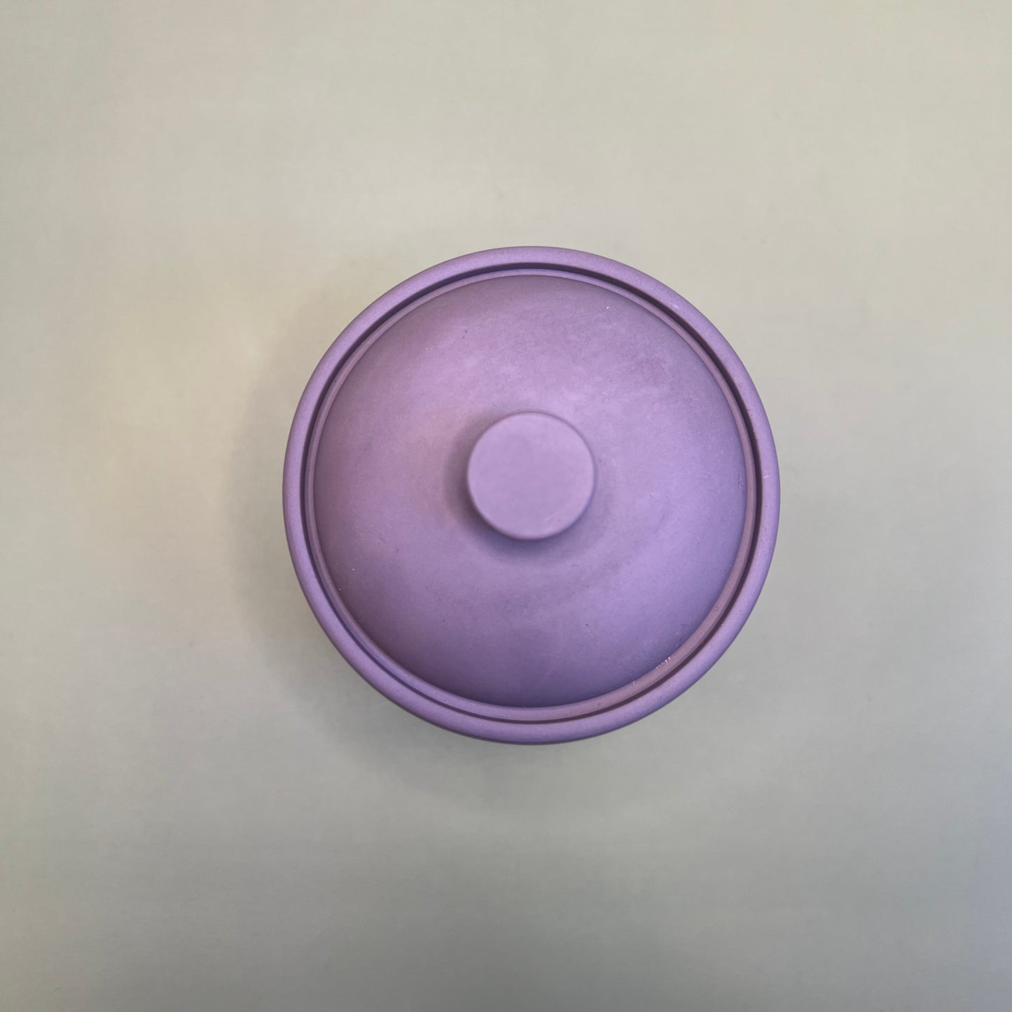 Vela em recipiente artesanal na cor lavanda