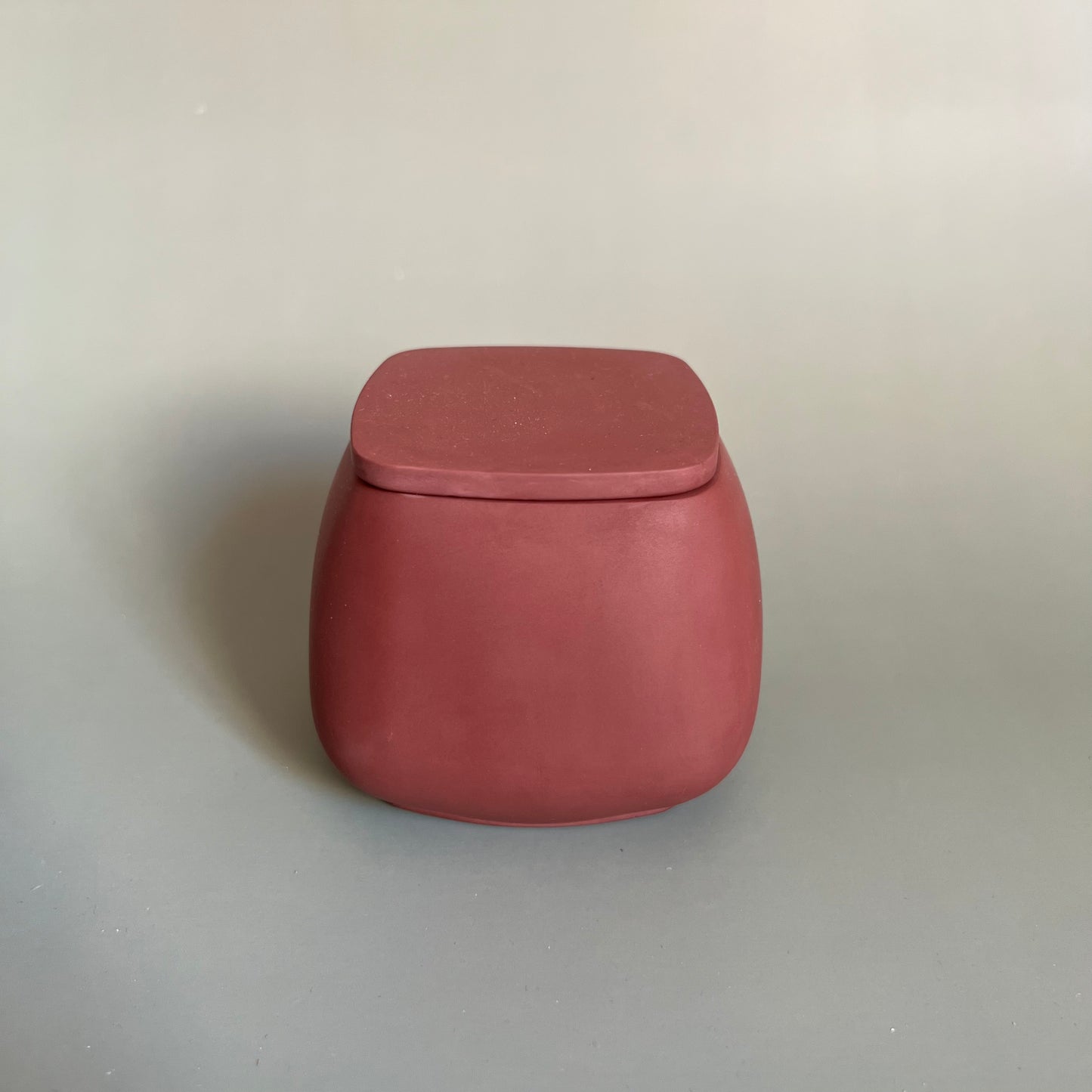 Vela em recipiente artesanal cor de figo