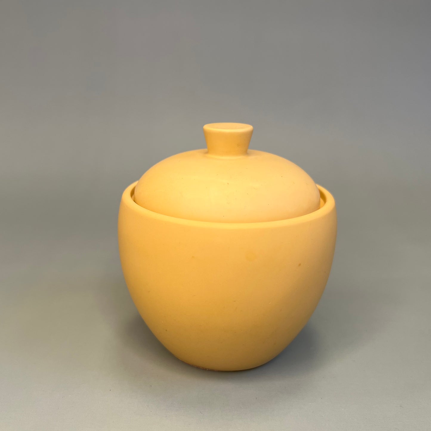 Vela em recipiente amarelo feito à mão