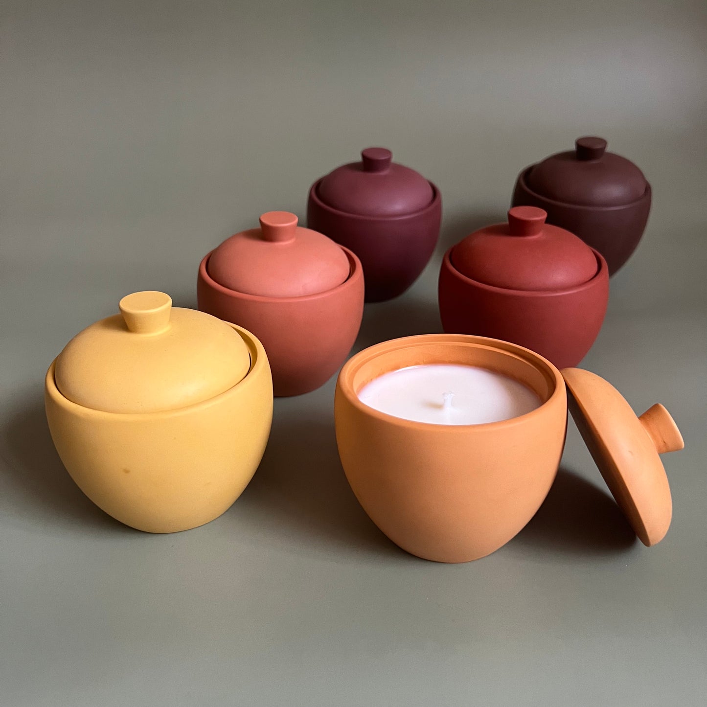 Vela em recipiente artesanal cor de figo