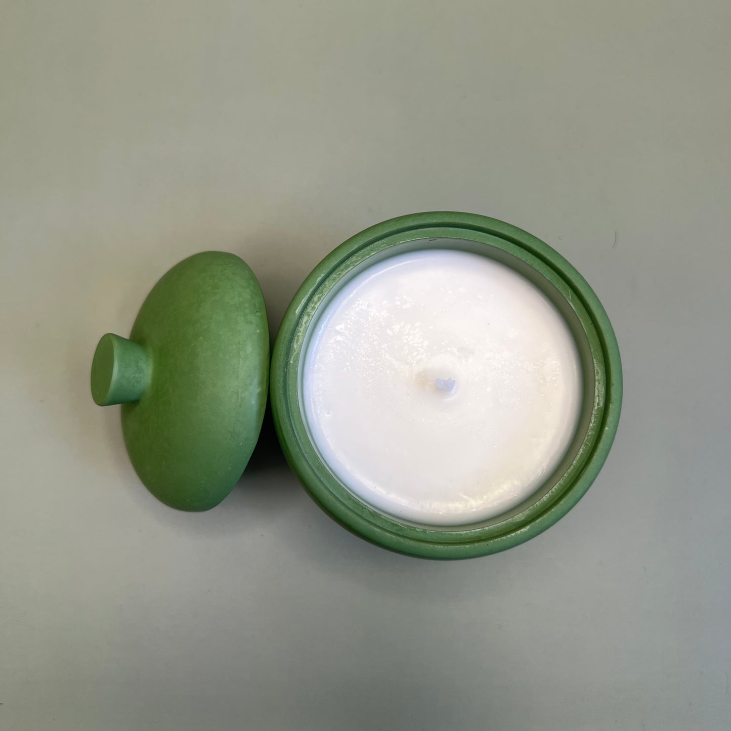 Vela num recipiente verde floresta feito à mão