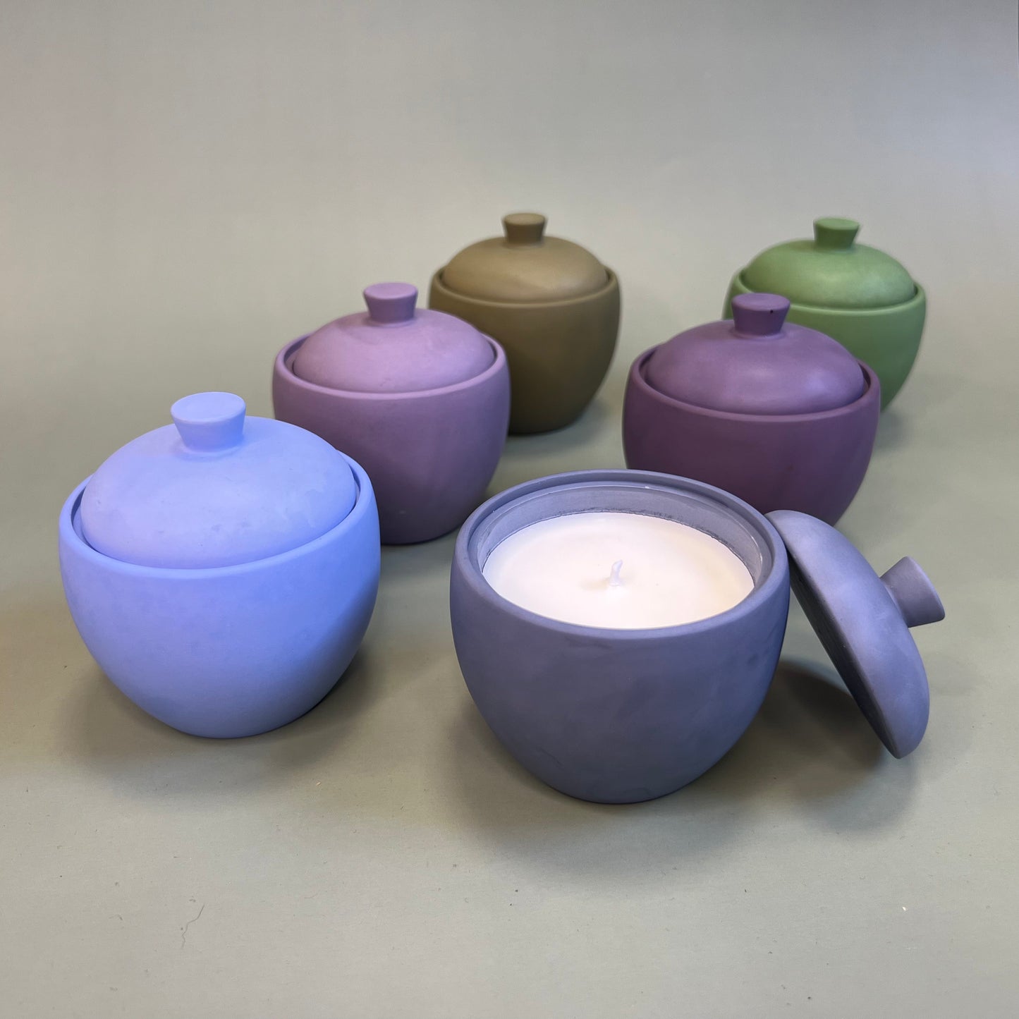 Vela em recipiente artesanal na cor lavanda