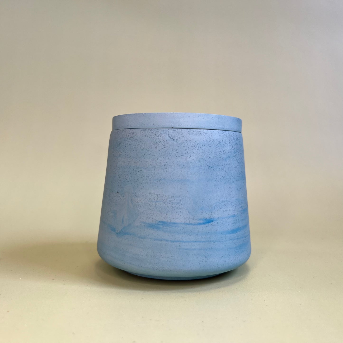 Vela em recipiente artesanal de cor azul celeste