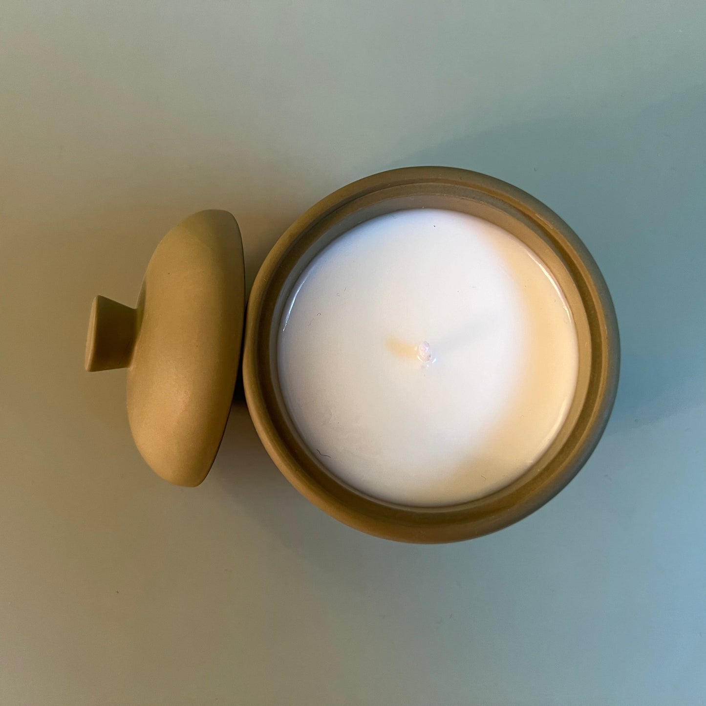 Vela em recipiente artesanal cor azeitona