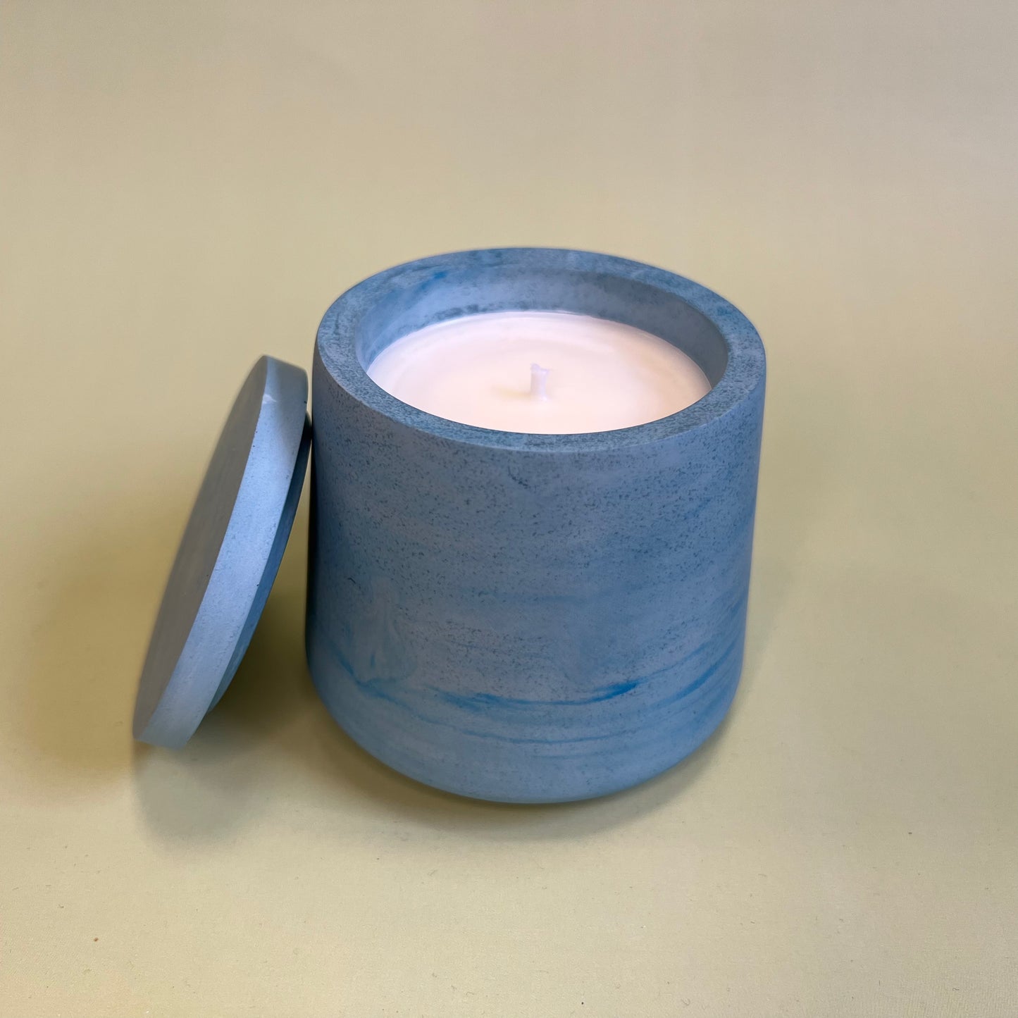 Vela em recipiente artesanal de cor azul celeste