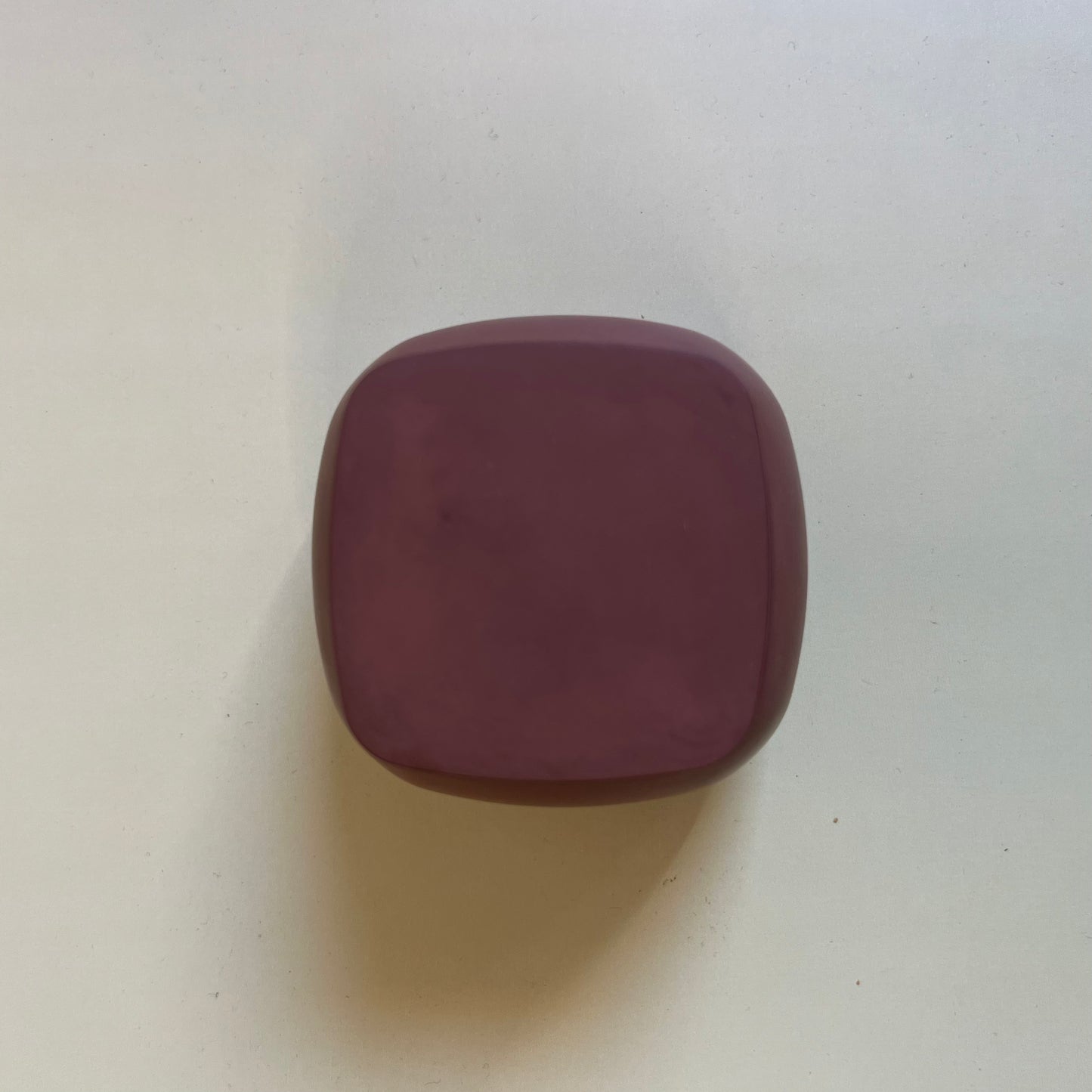 Vela em recipiente artesanal de cor cacau escuro