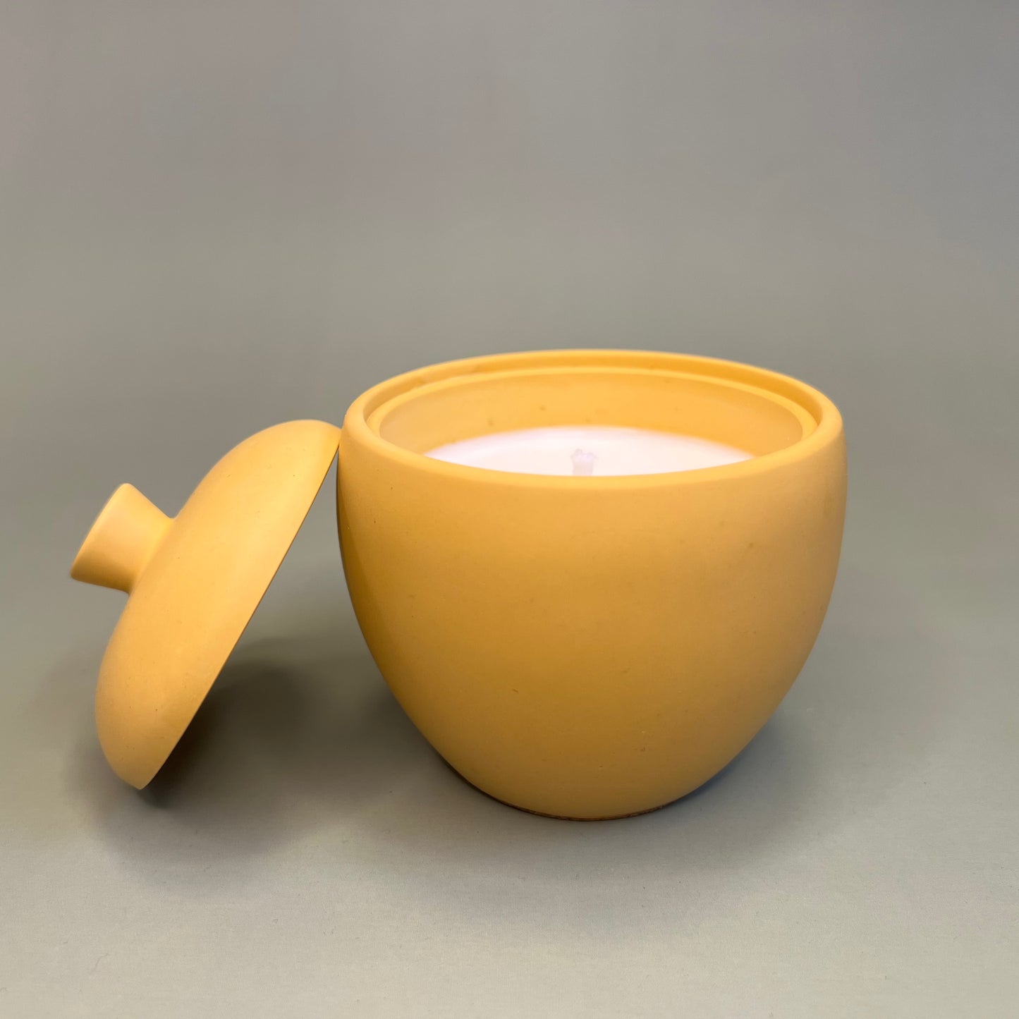 Vela em recipiente amarelo feito à mão