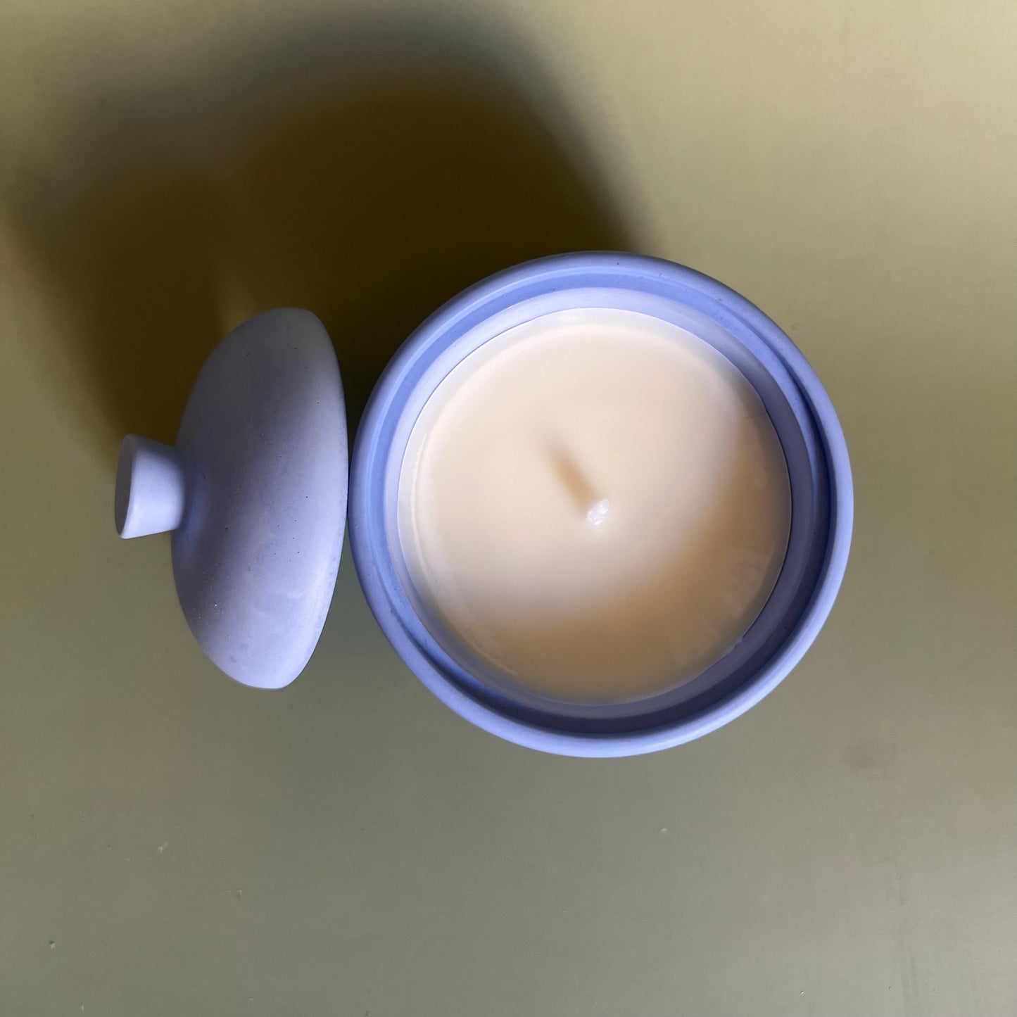 Vela num recipiente feito à mão na cor azul-céu