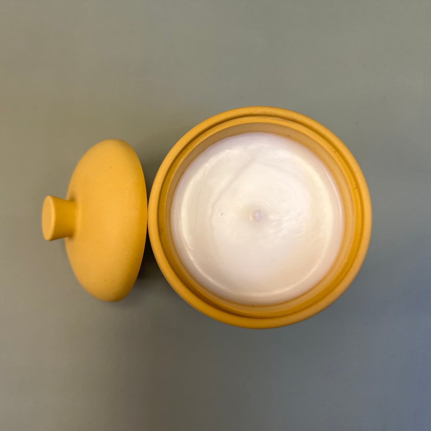 Vela em recipiente amarelo feito à mão