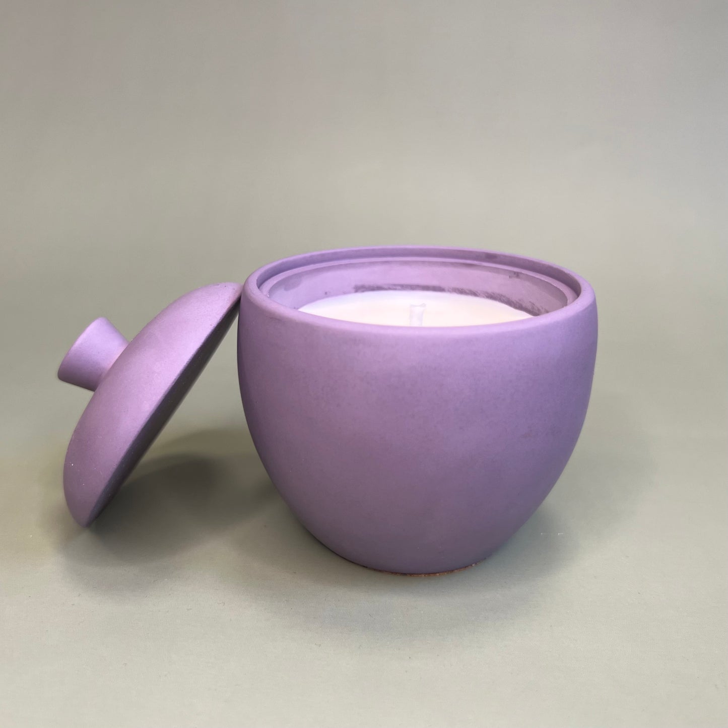 Vela em recipiente artesanal na cor lavanda