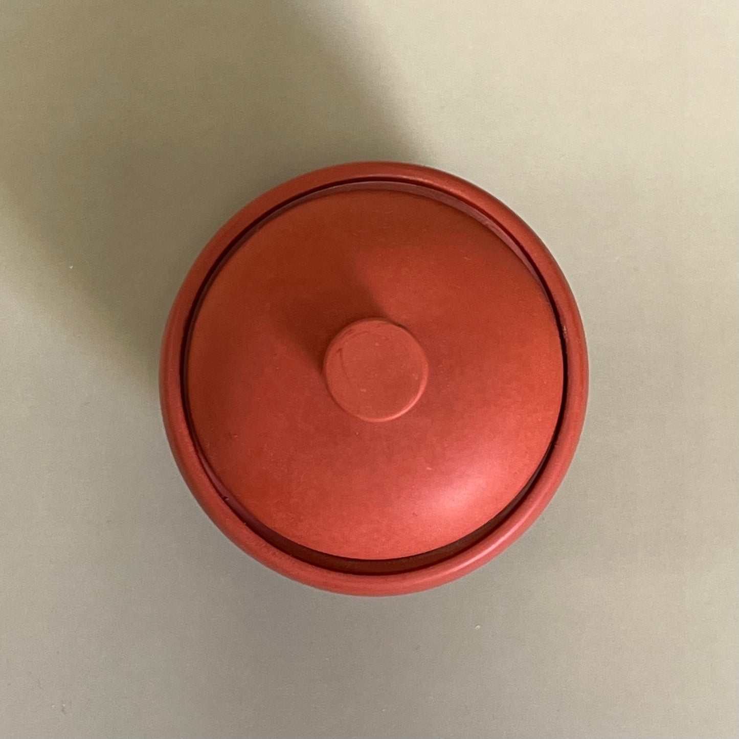 Vela num recipiente feito à mão na cor enferrujada do outono