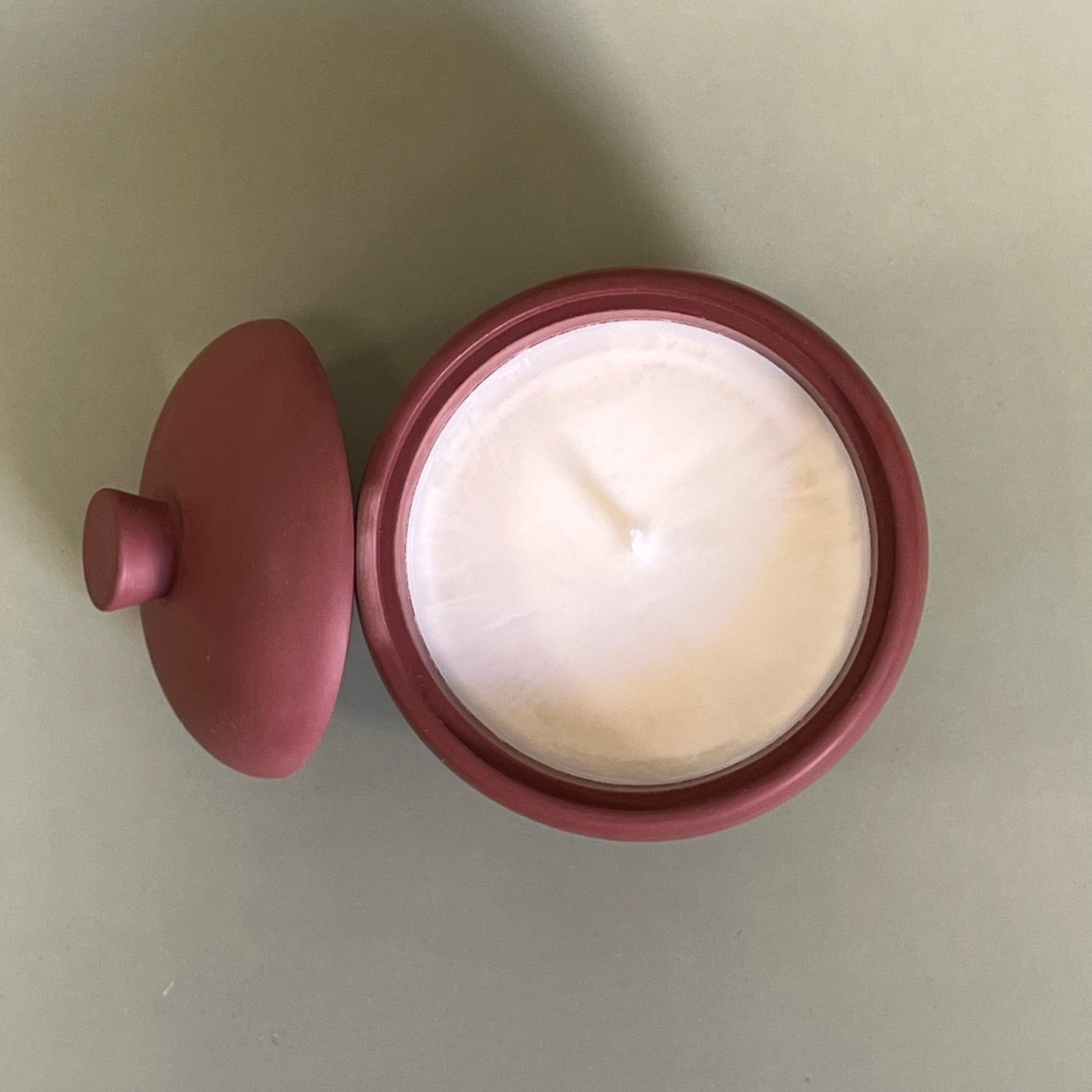 Vela em recipiente artesanal cor de figo