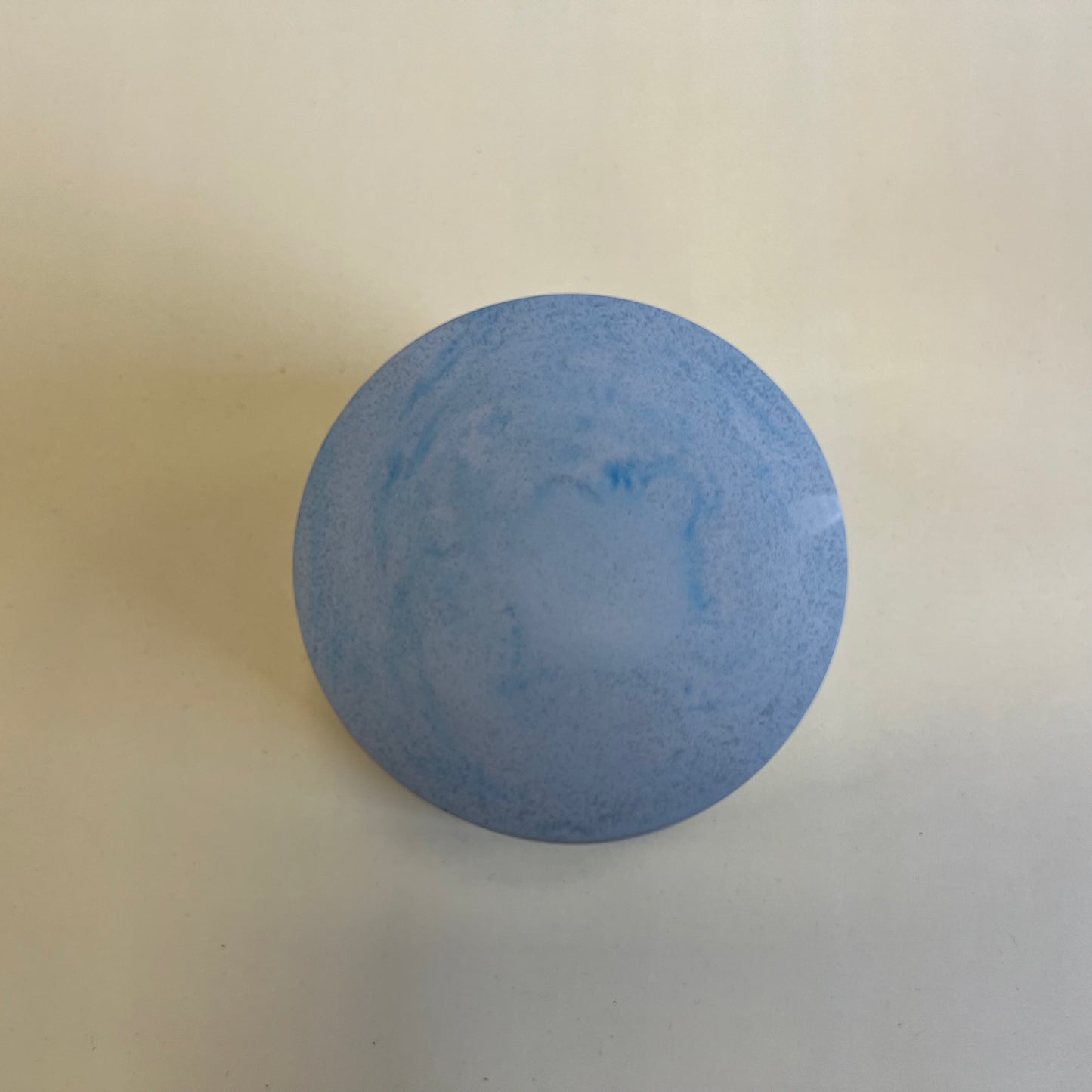 Vela em recipiente artesanal de cor azul celeste