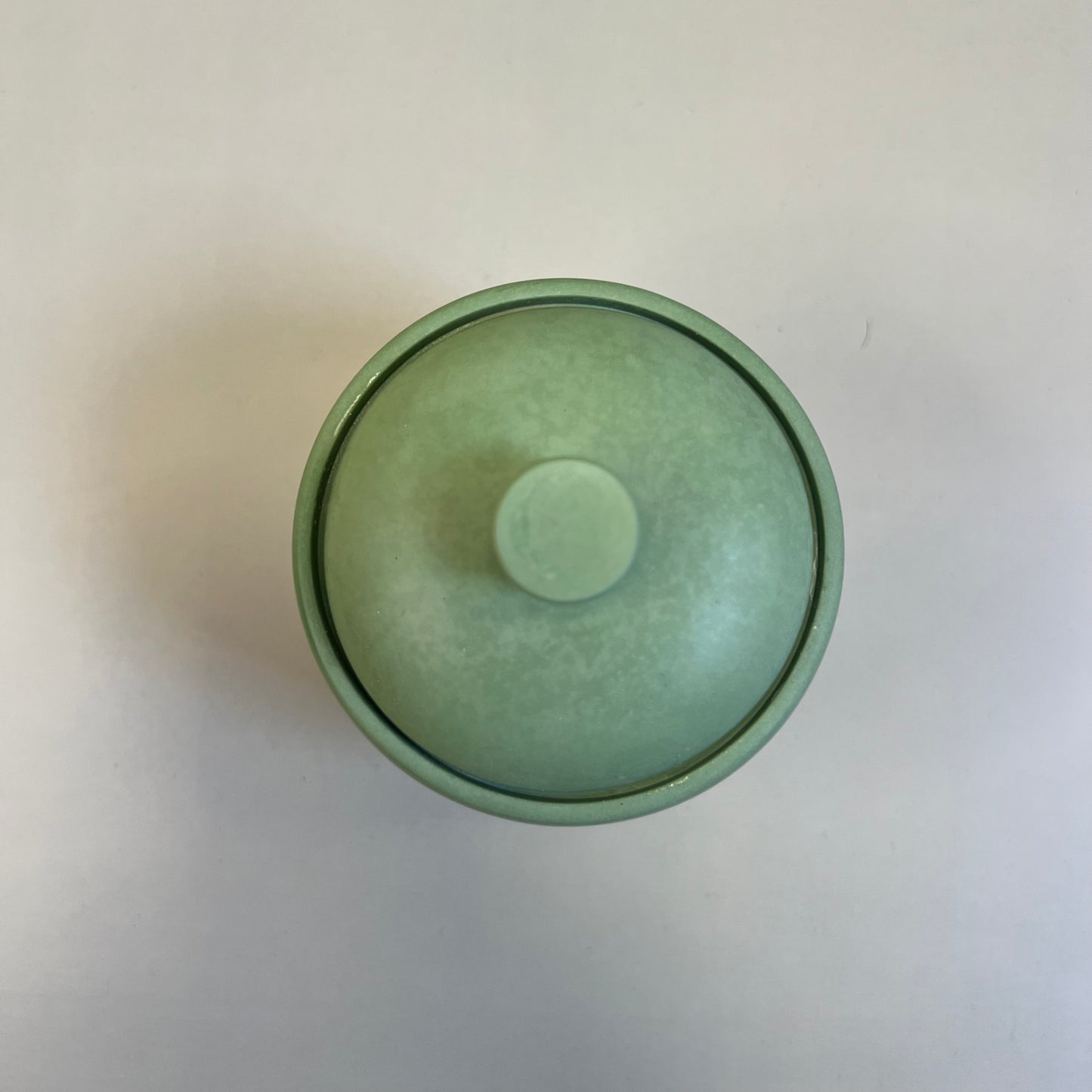 Vela num recipiente verde floresta feito à mão