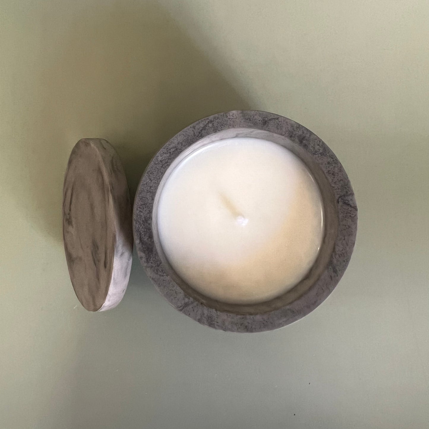 Vela em recipiente artesanal de cor asfalto