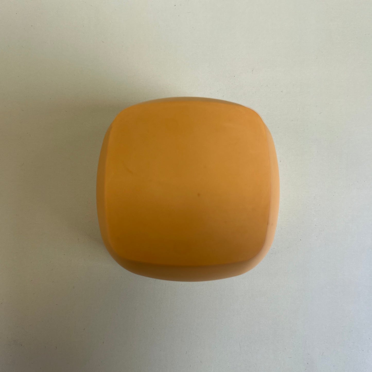 Vela num recipiente amarelo feito à mão