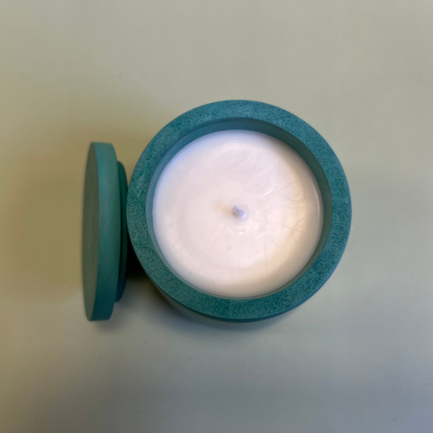 Vela em recipiente artesanal de cor água-marinha