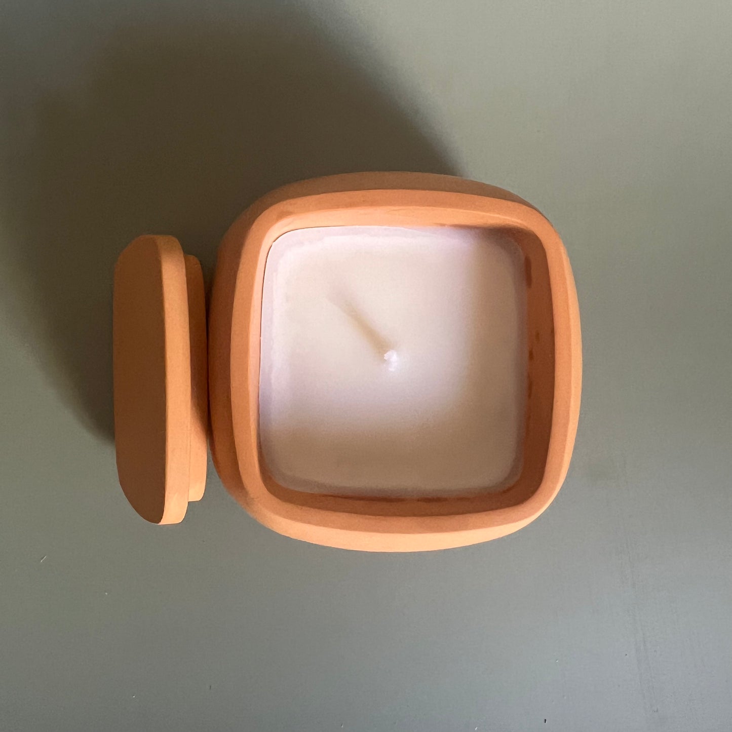 Vela em recipiente artesanal na cor casca de cebola
