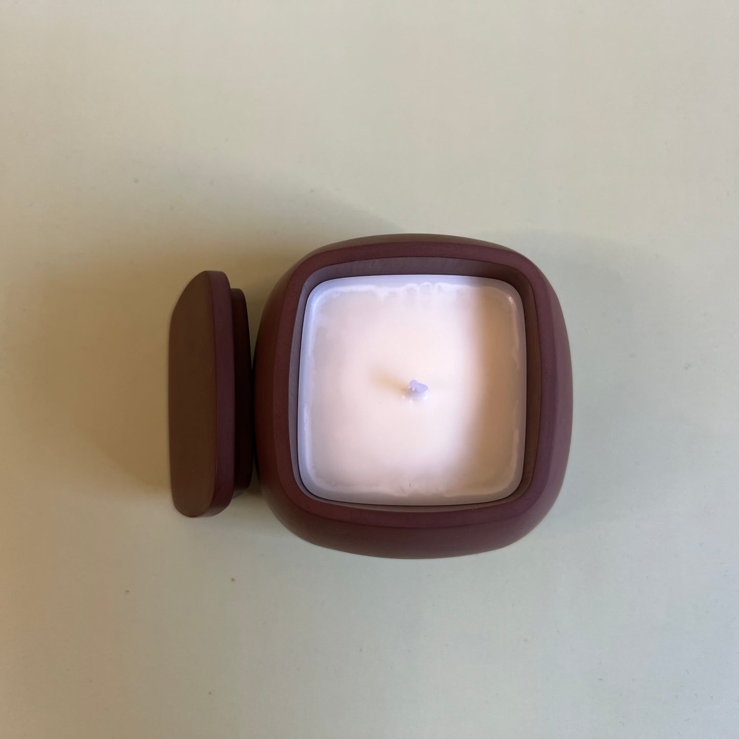 Vela em recipiente artesanal de cor cacau escuro