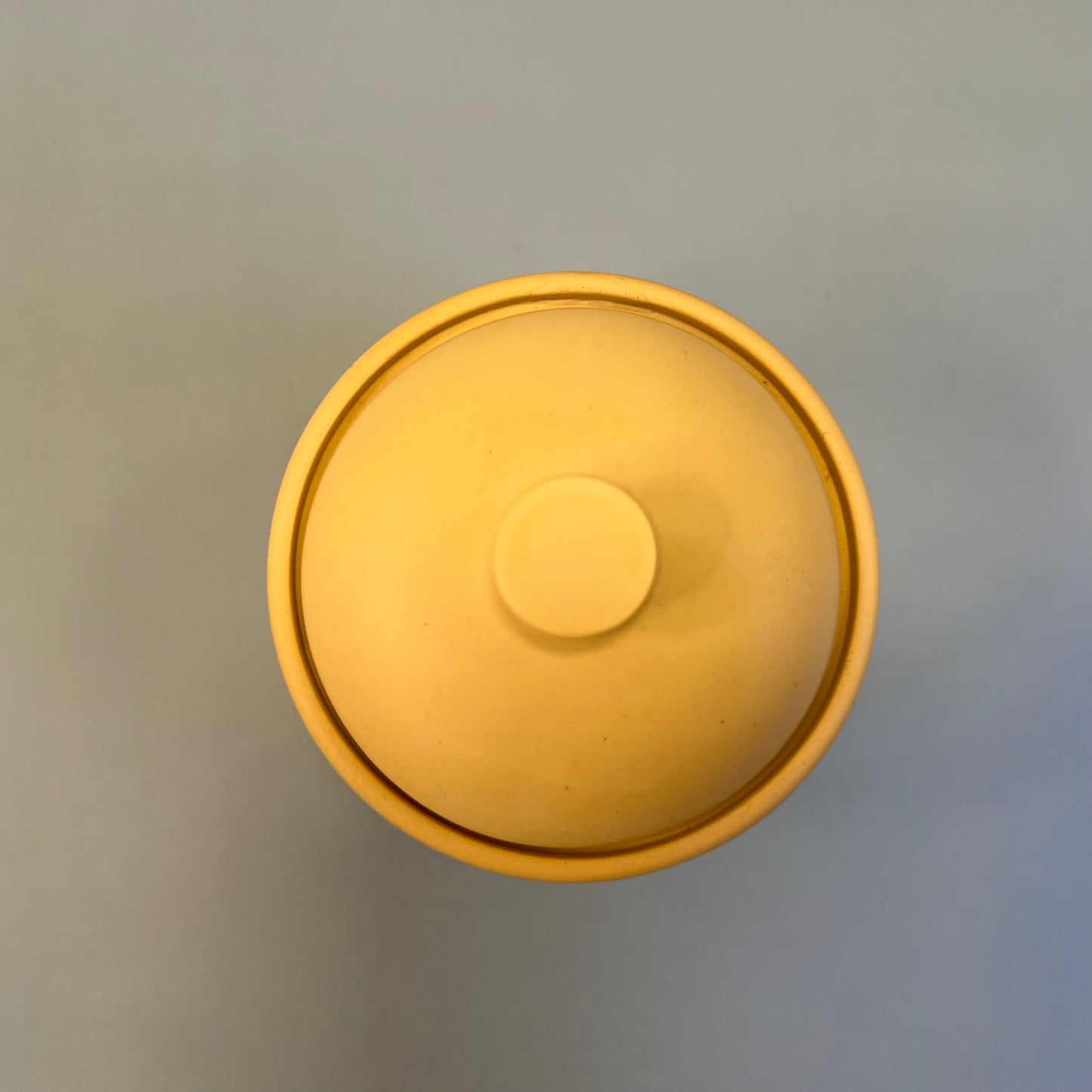 Vela em recipiente amarelo feito à mão