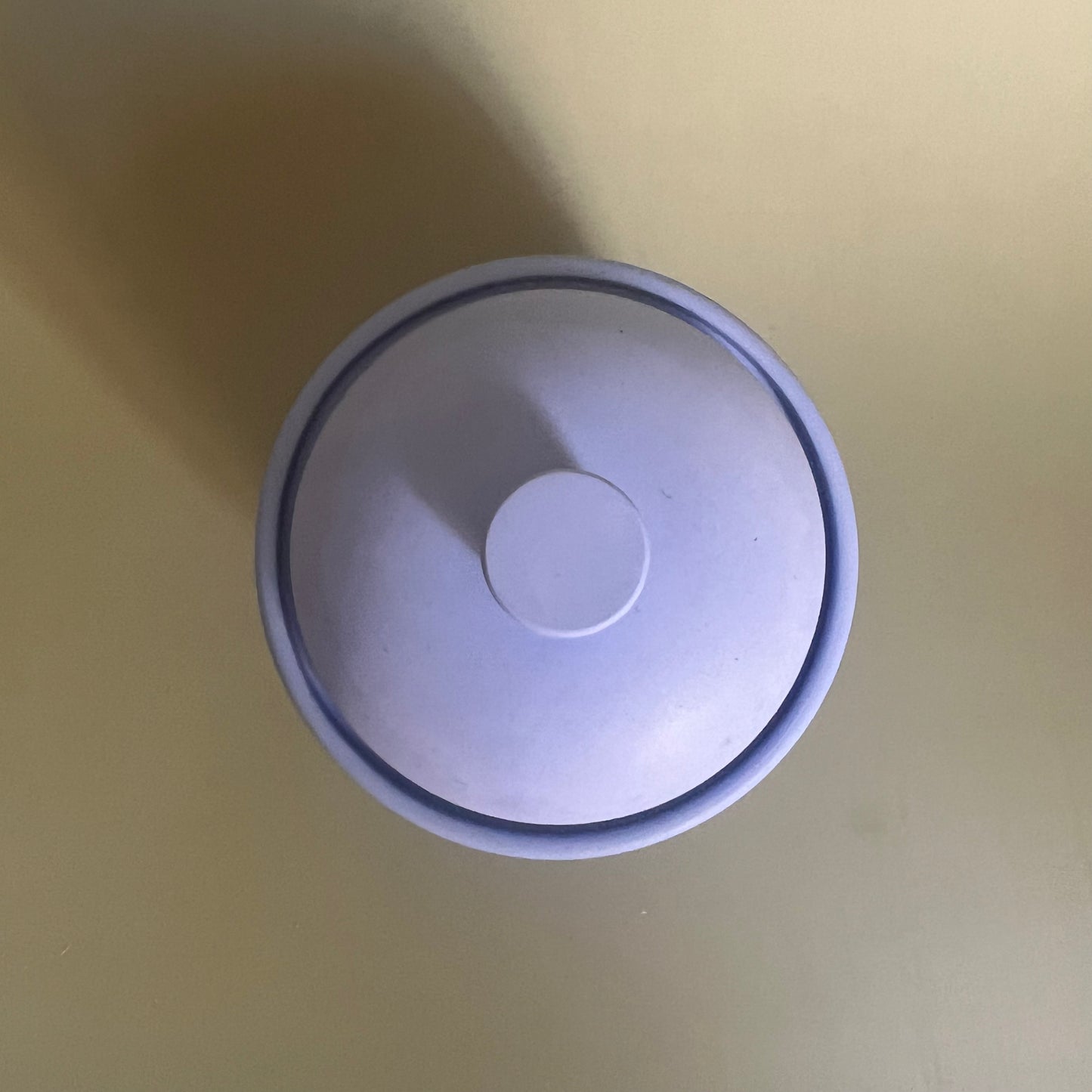 Vela num recipiente feito à mão na cor azul-céu