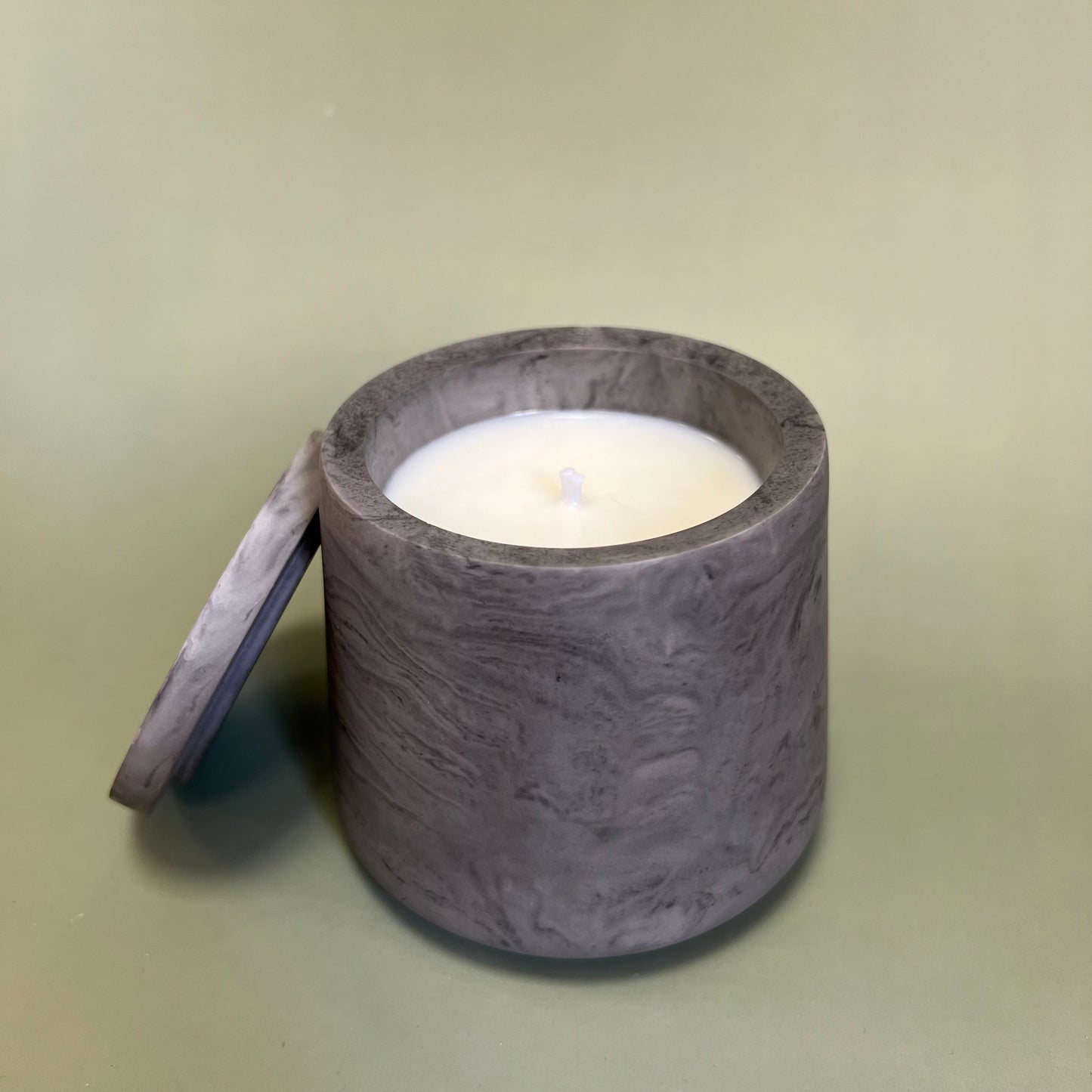 Vela em recipiente artesanal de cor asfalto