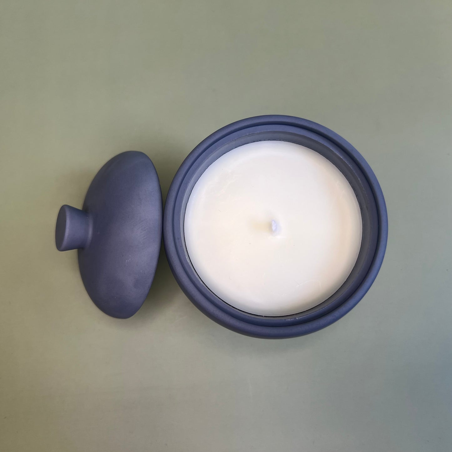 Vela em recipiente colorido Atlantic Mist feito à mão