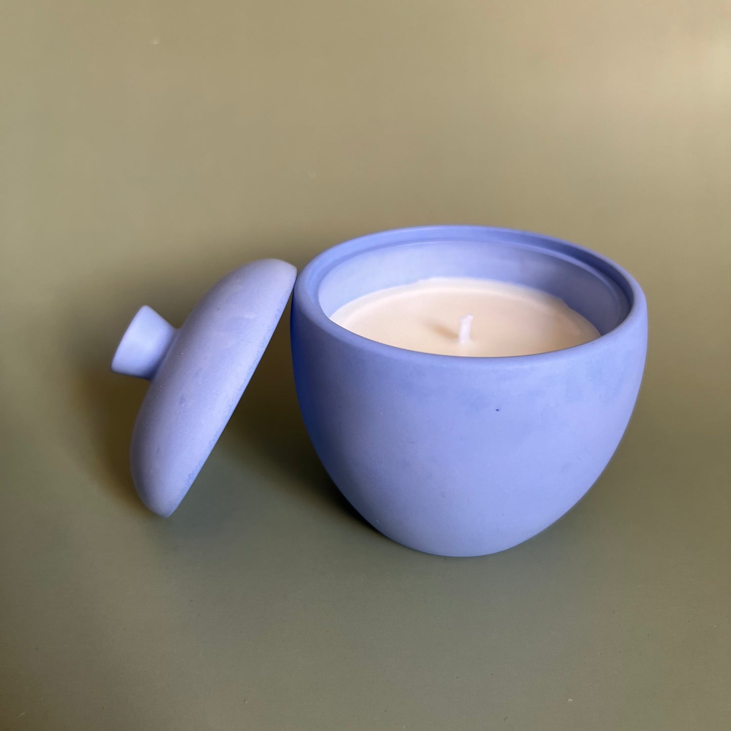 Vela num recipiente feito à mão na cor azul-céu