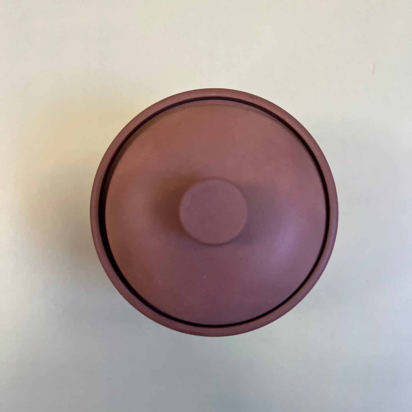 Vela em recipiente artesanal de cor cacau escuro