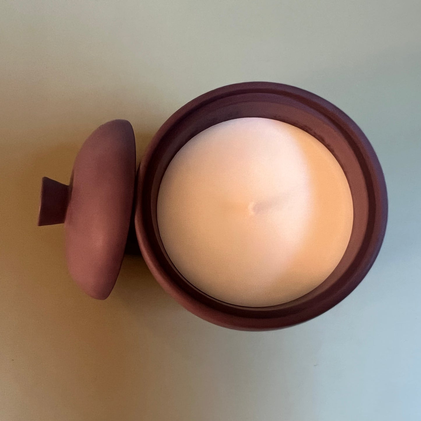 Vela em recipiente artesanal cor de ameixa