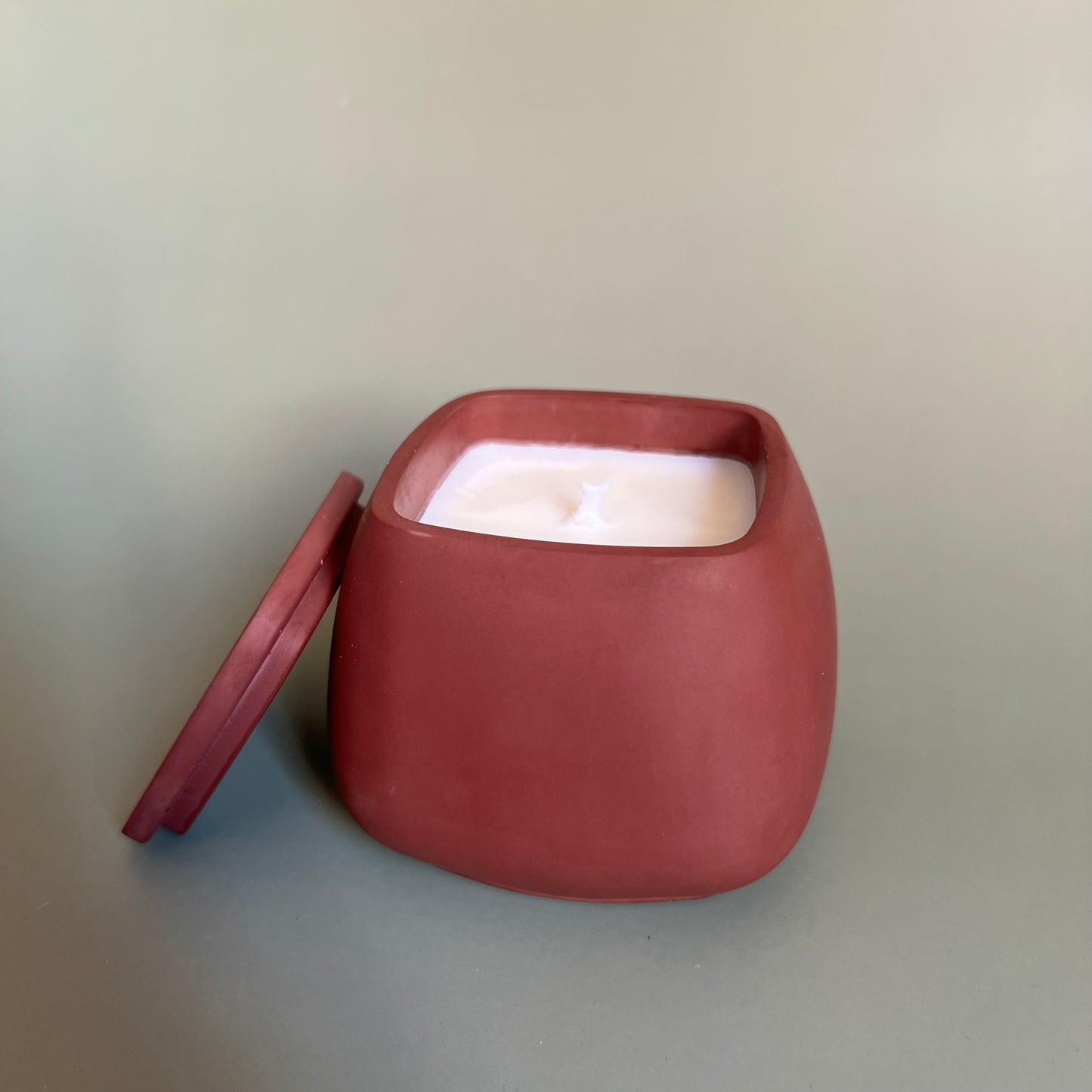 Vela em recipiente artesanal cor de figo