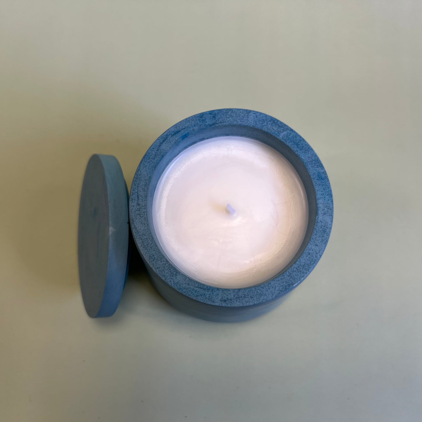 Vela em recipiente artesanal de cor azul celeste