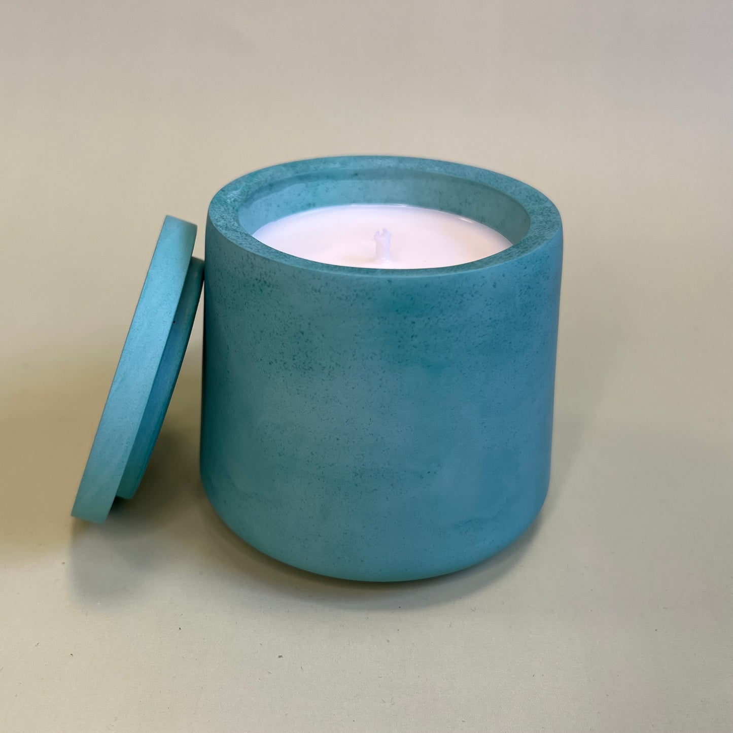 Vela em recipiente artesanal de cor água-marinha