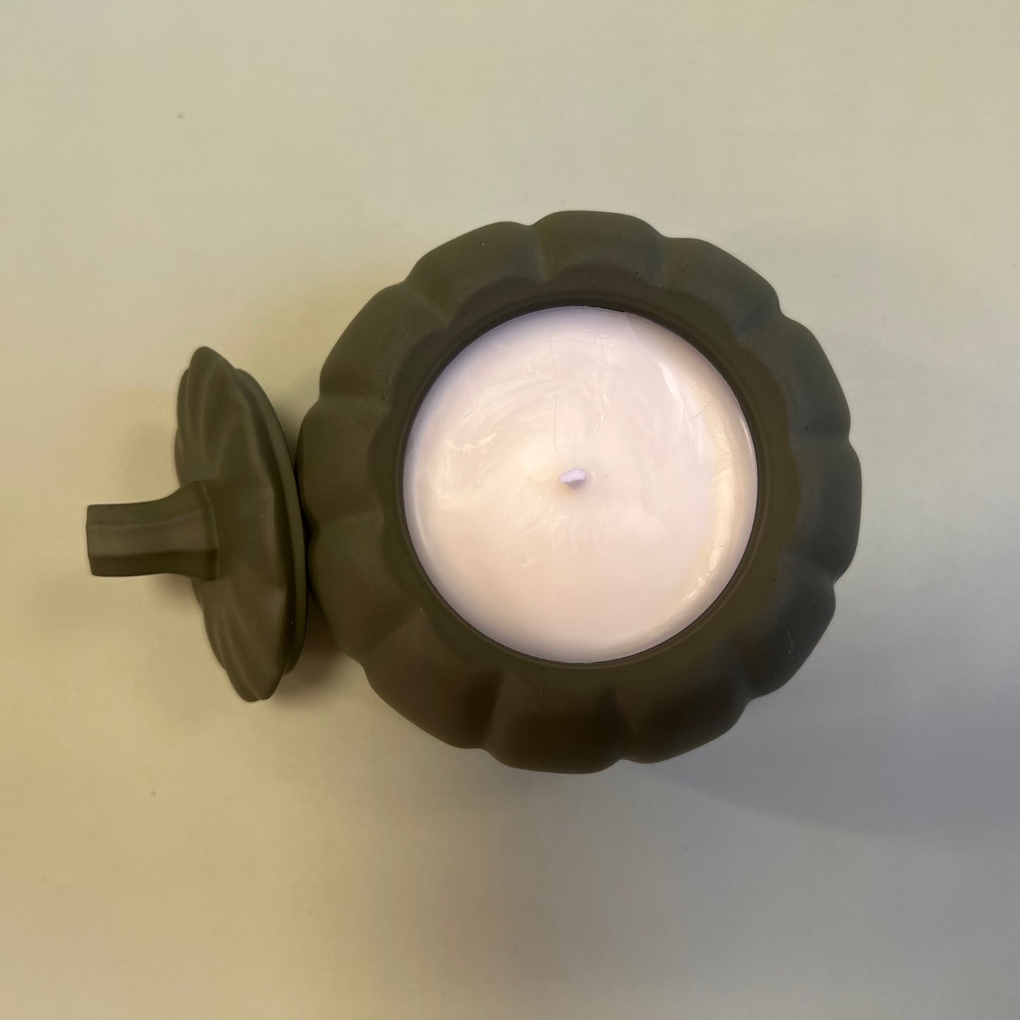 Vela de Abóbora Elegante em Recipiente Verde Floresta