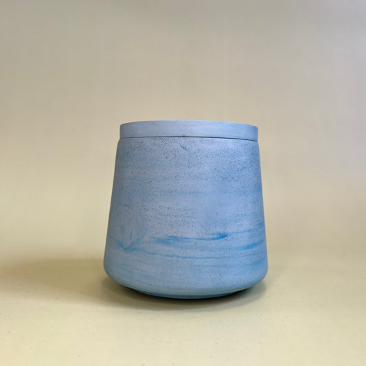 Vela em recipiente artesanal de cor azul celeste