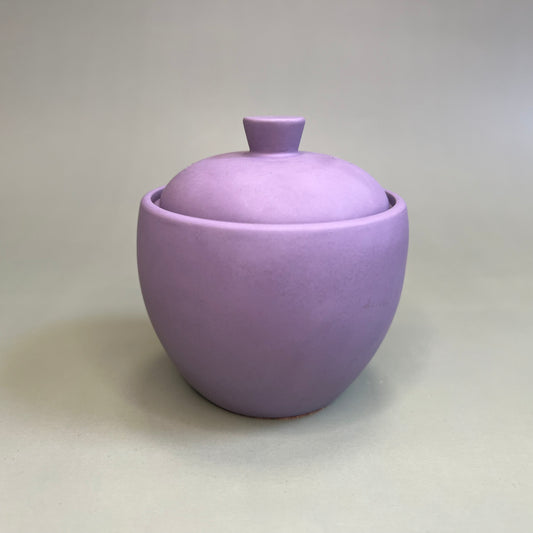 Vela em recipiente artesanal na cor lavanda