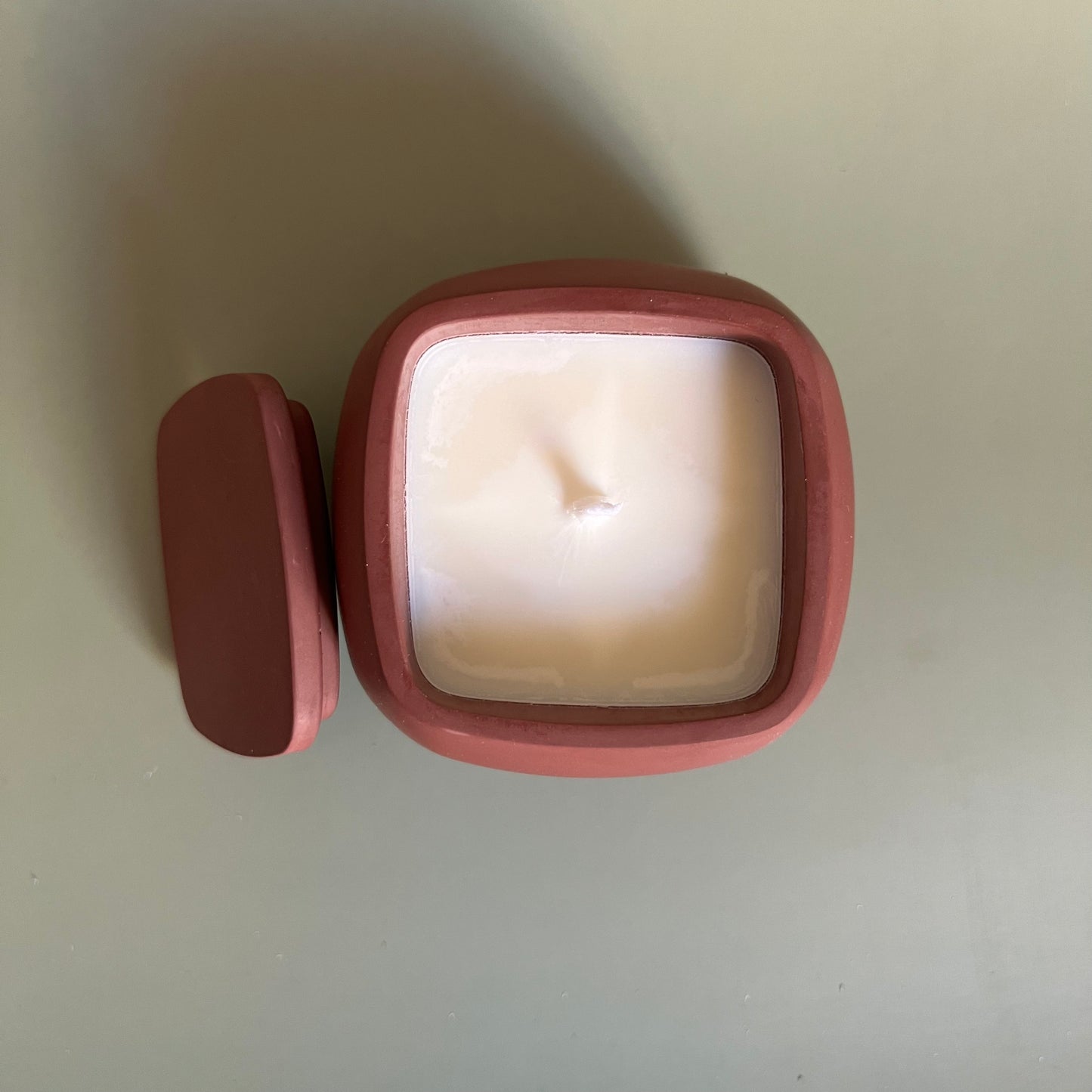 Vela em recipiente artesanal cor de figo