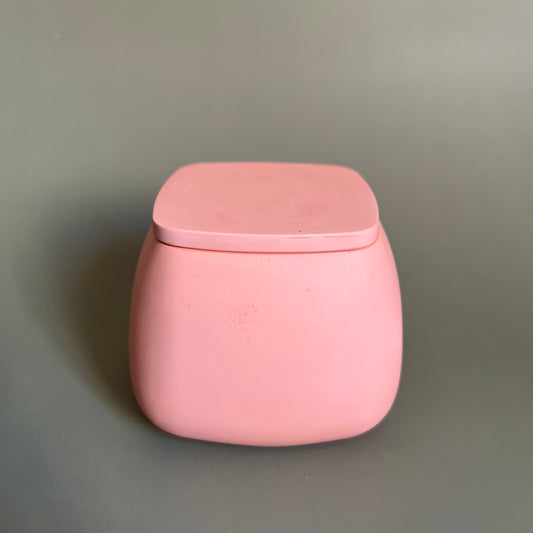 Vela num recipiente rosa feito à mão