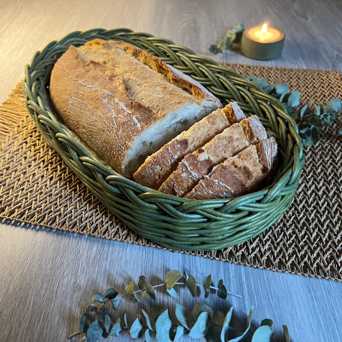 Oval tray in forest green.