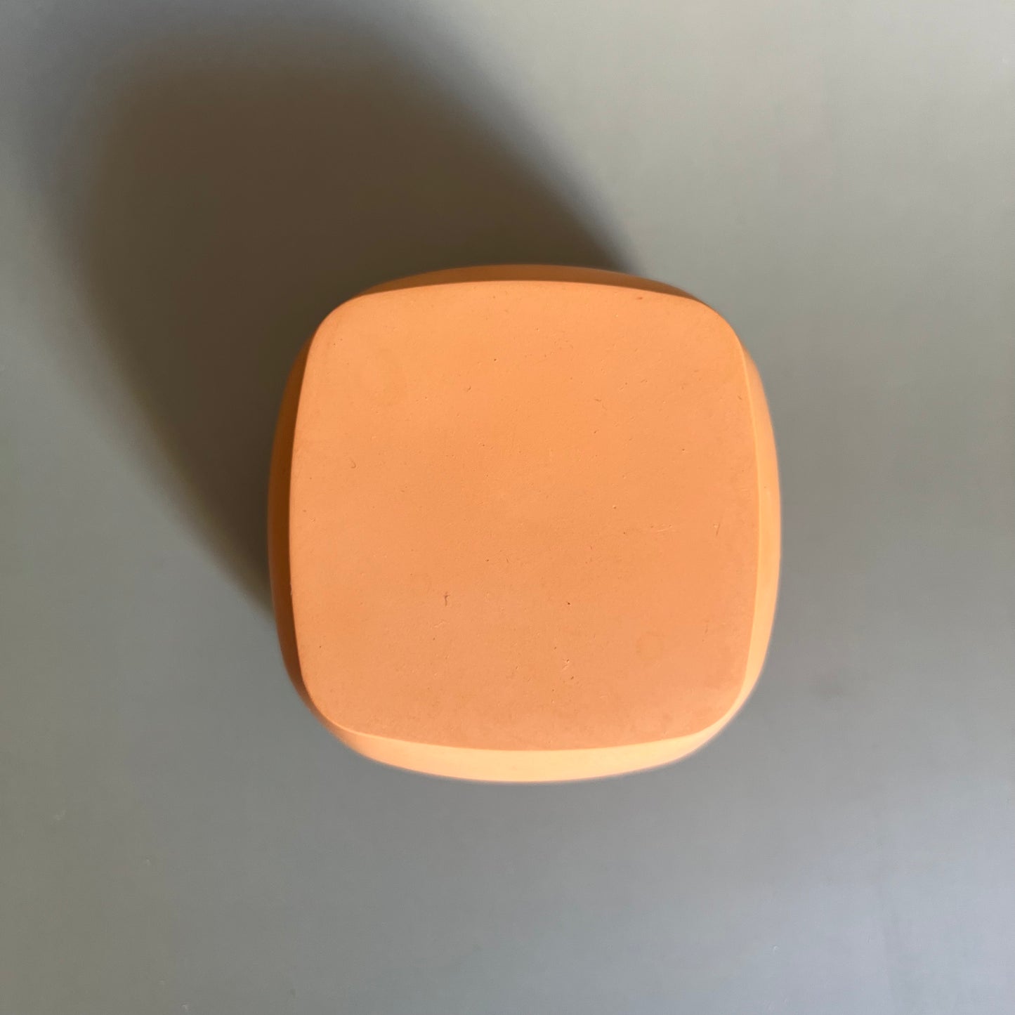 Vela em recipiente artesanal na cor casca de cebola