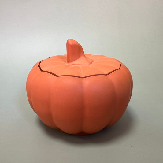 Vela de abóbora numa cor laranja vibrante